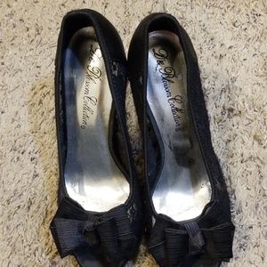 Black pumps